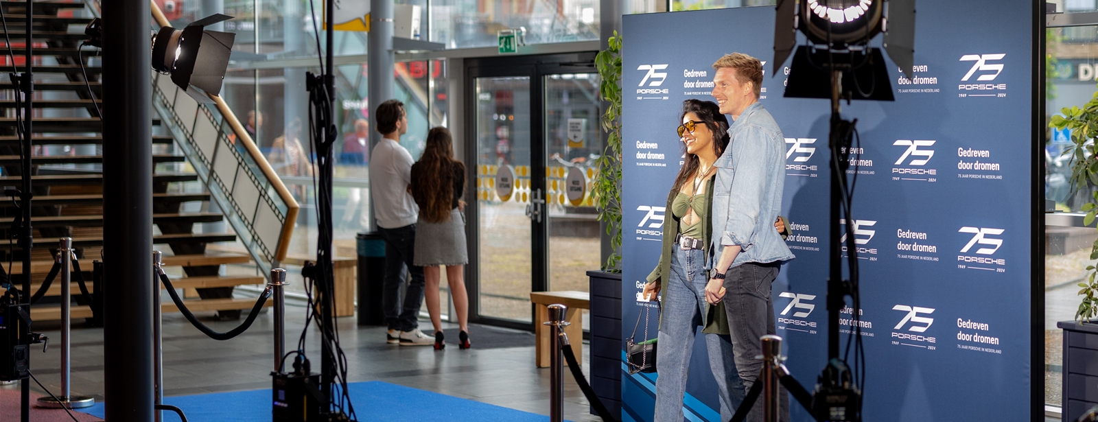 De blauwe loper bij filmpremière 75 jaar Porsche in Nederland